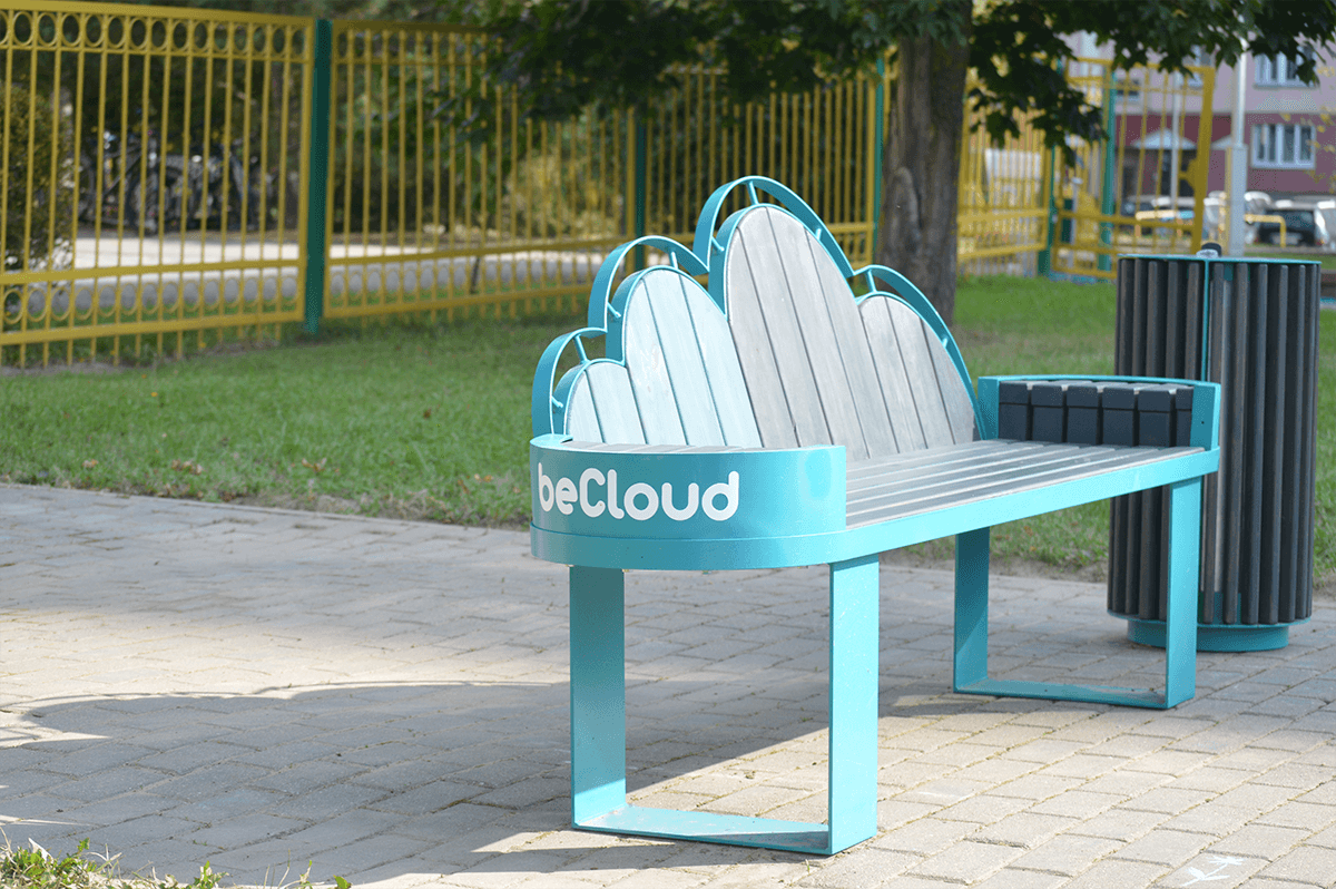 В Минске появилась концептуальная скамейка beCloud tldcon
