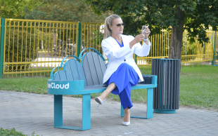 В Минске появилась концептуальная скамейка beCloud