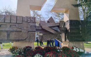 Возложением цветов у Мемориального знака воинам-связистам, погибшим во время Великой Отечественной войны