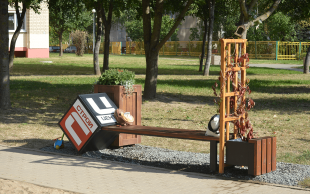 В Минске появилась концептуальная скамейка beCloud