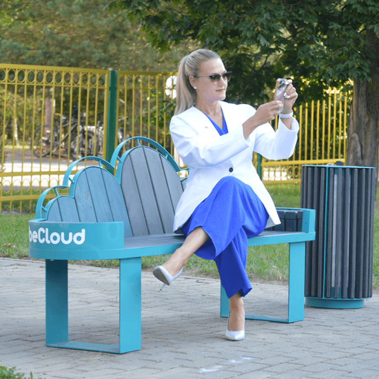 В Минске появилась концептуальная скамейка beCloud