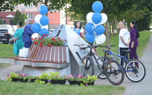 В Минске появилась концептуальная скамейка beCloud