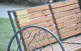 В Минске появилась концептуальная скамейка beCloud