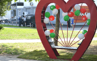 В Минске появилась концептуальная скамейка beCloud