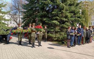 Возложением цветов у Мемориального знака воинам-связистам, погибшим во время Великой Отечественной войны